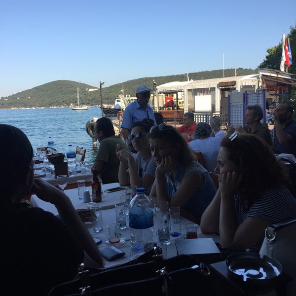 รูปภาพถ่ายที่ Çardak Restaurant โดย Akin . เมื่อ 7/1/2017