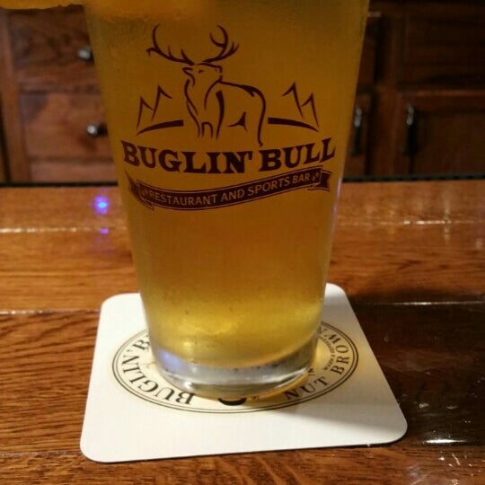 Foto diambil di Buglin&#39; Bull Restaurant and Sports Bar oleh MaryBeth R. pada 6/28/2016