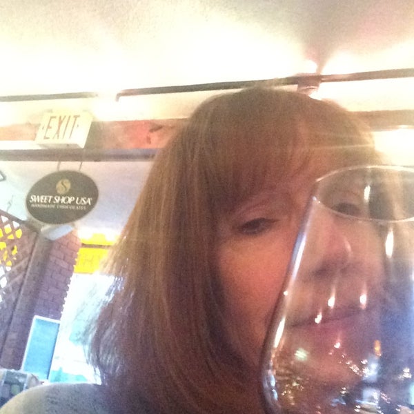 5/29/2014 tarihinde Dory M.ziyaretçi tarafından Wine A Bit Coronado'de çekilen fotoğraf
