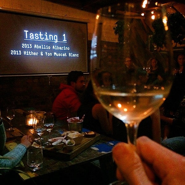 Foto scattata a Canvas Cocktail &amp; Wine Bar da Paul v. il 4/9/2015