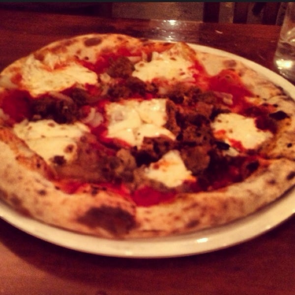Foto tirada no(a) Pizzeria Seven Twelve por Amelia K. em 1/4/2014