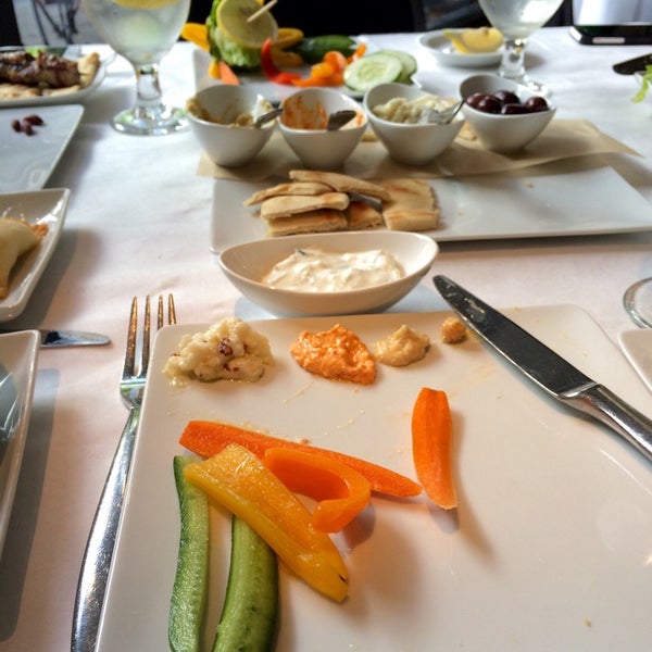 Foto scattata a Aristo&#39;s Greek Restaurant da Amelia K. il 9/28/2014
