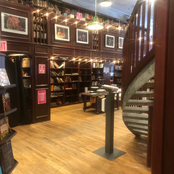 5/17/2021 tarihinde Justin O.ziyaretçi tarafından Housing Works Bookstore Cafe'de çekilen fotoğraf