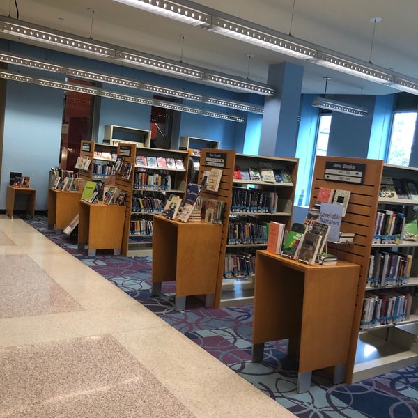 Foto diambil di Grand Rapids Public Library - Main Branch oleh David V. pada 8/18/2018