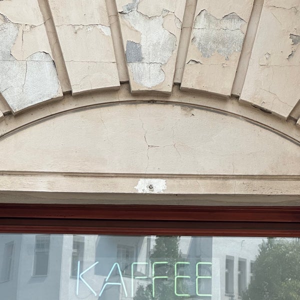 รูปภาพถ่ายที่ Kiez Kaffee Kraft โดย Tobias K. เมื่อ 6/10/2023