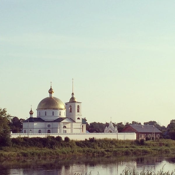 Das Foto wurde bei гостиница и ресторан &quot;Остров-Парк&quot; von Lyudmila I. am 7/23/2014 aufgenommen