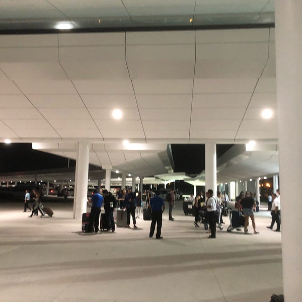 Foto diambil di Aeropuerto Internacional de Cancún (CUN) oleh Dennis C. pada 12/18/2017