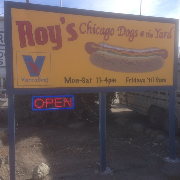 รูปภาพถ่ายที่ Roy&#39;s Chicago Dogs @ the Yard โดย Dennis C. เมื่อ 1/2/2014