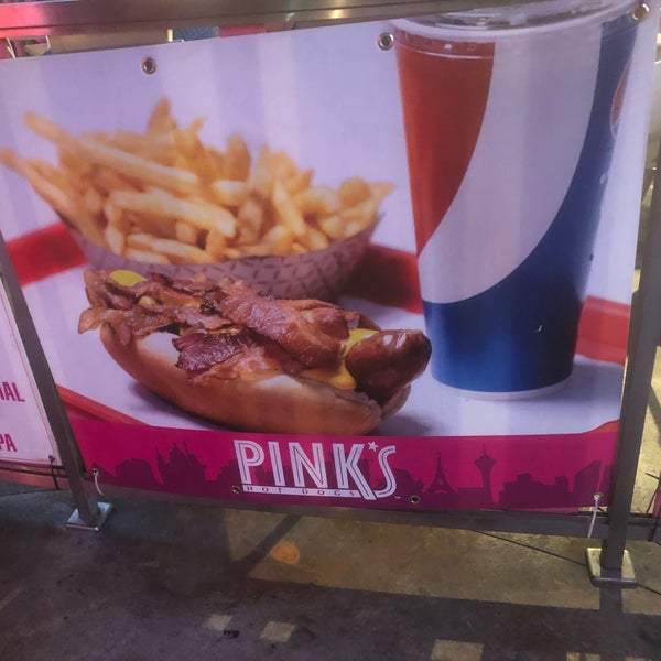 รูปภาพถ่ายที่ Pink&#39;s Hot Dogs โดย Dennis C. เมื่อ 11/24/2017