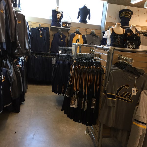 1/6/2017 tarihinde Dennis C.ziyaretçi tarafından Cal Student Store'de çekilen fotoğraf