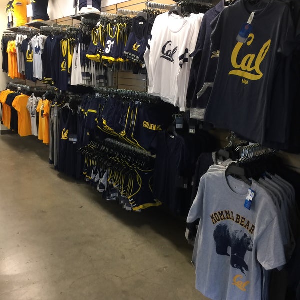 1/6/2017 tarihinde Dennis C.ziyaretçi tarafından Cal Student Store'de çekilen fotoğraf