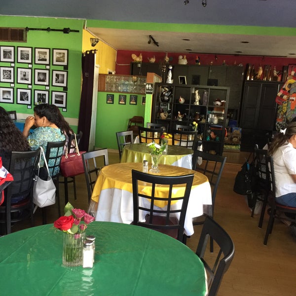 Foto tirada no(a) El Comal Mexican Restaurant por Dennis C. em 5/29/2017