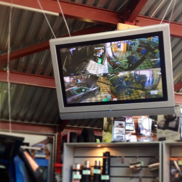 Теперь Вы можете сидеть на диване, пить кофе, заниматься своими делами и наблюдать за машиной, пока ее ремонтируют! Обзор с 4 камер видеонаблюдения в режим реального времени на большом экране!