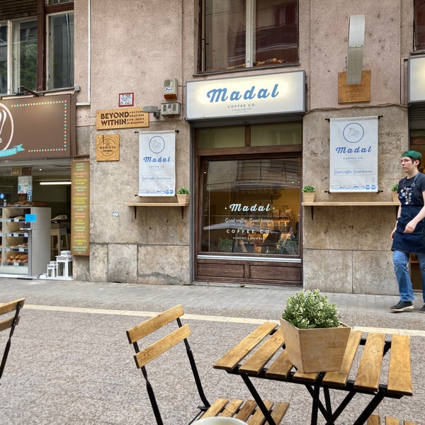 5/4/2022 tarihinde Nev R.ziyaretçi tarafından Madal Cafe - Espresso &amp; Brew Bar'de çekilen fotoğraf