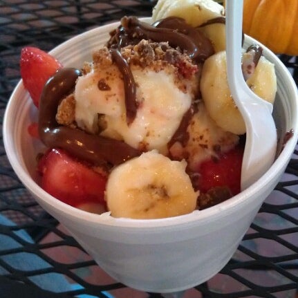 รูปภาพถ่ายที่ Surfin&#39; Spoon Frozen Yogurt Bar โดย Meghan เมื่อ 10/16/2012