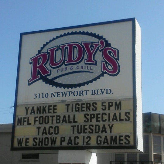 Foto diambil di Rudy&#39;s Pub and Grill oleh David M. pada 10/16/2012