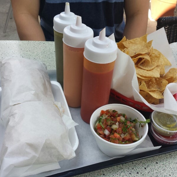 รูปภาพถ่ายที่ Cali Tacos โดย G S. เมื่อ 3/27/2014
