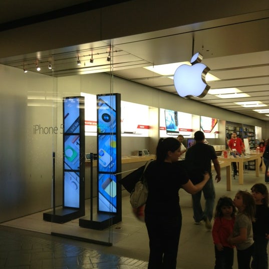 Photos at Apple Lakeside Shopping Center Electronics Store in Metairie