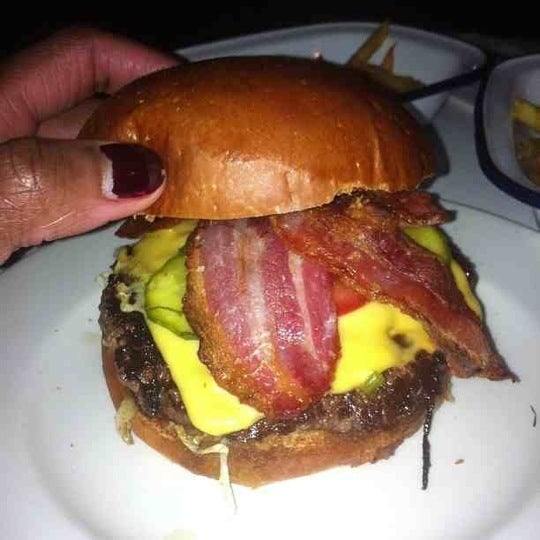 Foto tirada no(a) Burger &amp; Shake por Sylvia A. em 12/3/2012