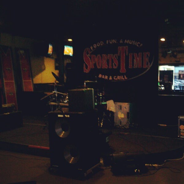 Photo prise au SportsTime Bar &amp; Grille par Kimberly J. le9/14/2012