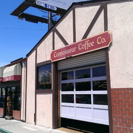 Foto tirada no(a) Connoisseur Coffee Co por Angie C. em 6/1/2013