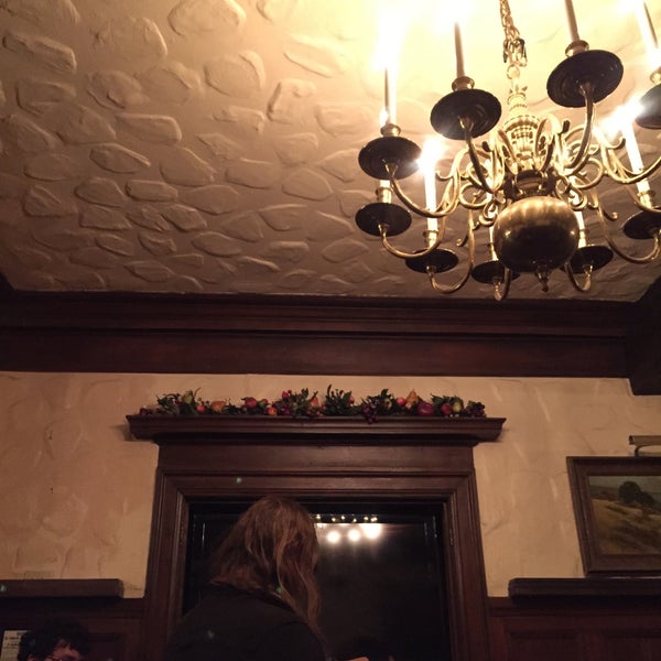 รูปภาพถ่ายที่ White Horse Tavern &amp; Restaurant โดย Angie C. เมื่อ 5/29/2015