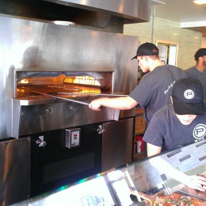 Das Foto wurde bei Pieology Pizzeria von Angie C. am 11/25/2012 aufgenommen