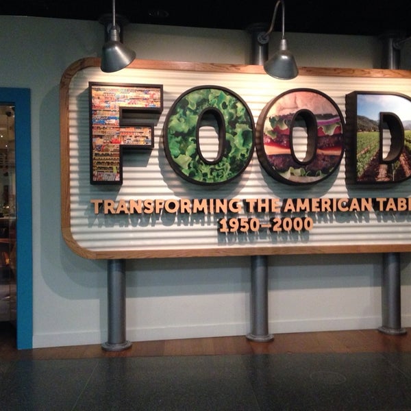 Снимок сделан в FOOD: Transforming the American Table 1950–2000 пользователем Melenie Y. 5/13/2014