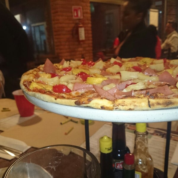 Photo taken at Italia al Forno (Pizzas a la Leña, Vinos, Bar) by Karlos C. on 3/22/2014