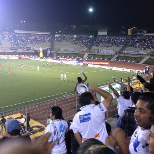 รูปภาพถ่ายที่ Estadio Cementos Progreso โดย Yefrin M. C. เมื่อ 12/9/2012