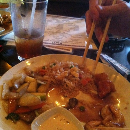 รูปภาพถ่ายที่ Koizi Endless Hibachi &amp; Sushi Eatery โดย Khanh N. เมื่อ 12/14/2012
