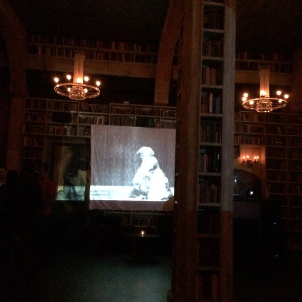 รูปภาพถ่ายที่ Hemingway&#39;s Lounge โดย Lisa Marie S. เมื่อ 8/15/2014