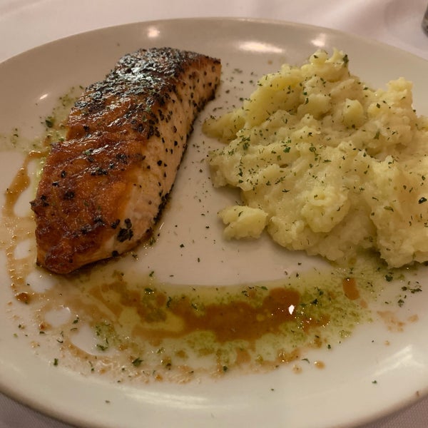 Photo taken at Fleming&#39;s Prime Steakhouse &amp; Wine Bar by Omar P. on 4/20/2019
