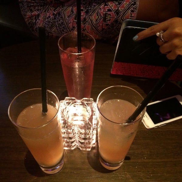 Das Foto wurde bei Razzmatazz Cocktail Bar &amp; Lounge von Esmira A. am 8/5/2015 aufgenommen