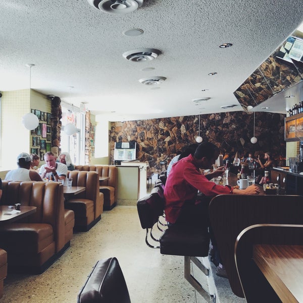 Foto tirada no(a) The 101 Coffee Shop por Erhan G. em 9/20/2016