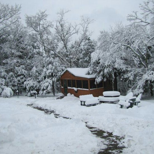 Foto scattata a Rim Rock&#39;s Dogwood Cabins da Dixie D. il 4/1/2013