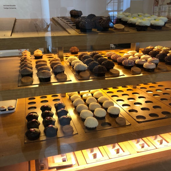 Photo taken at Sprinkles New York - Brookfield Place by Claudia C. on 6/6/2018