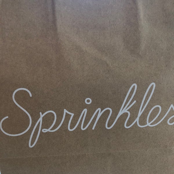 Photo taken at Sprinkles New York - Brookfield Place by Claudia C. on 8/9/2018