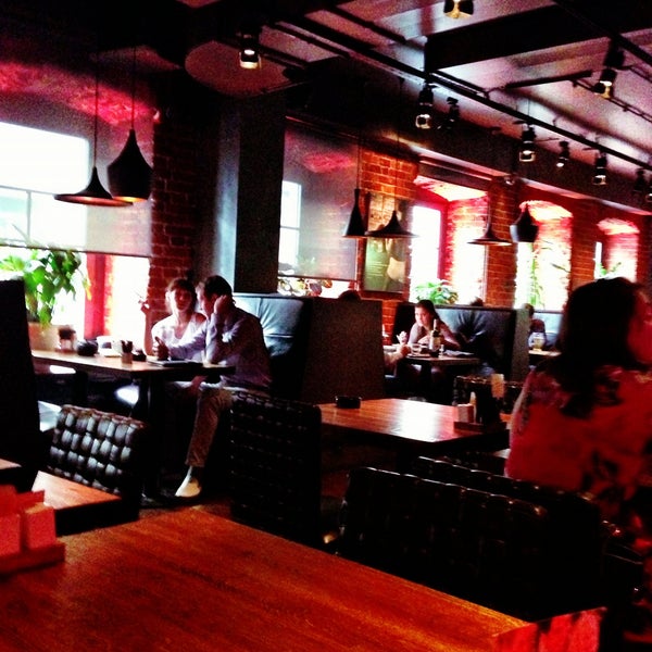 5/13/2013 tarihinde Anastasia V.ziyaretçi tarafından Bar BQ Cafe'de çekilen fotoğraf