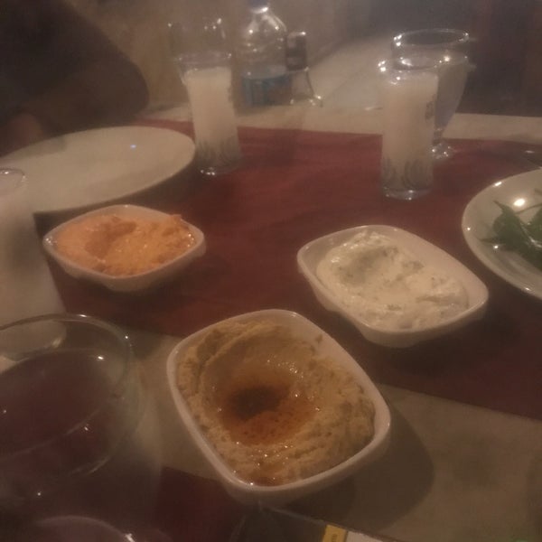 Снимок сделан в Taş Mahal Restaurant пользователем Berat S. 2/5/2022