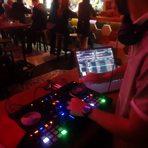 Foto scattata a SPUTNIK Cocktail bar da Albena S. il 10/13/2018