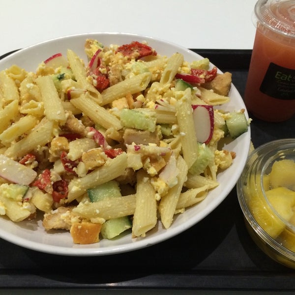 Foto scattata a Eat Salad da Teddy B. il 4/29/2014