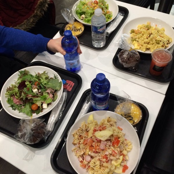 Foto scattata a Eat Salad da Teddy B. il 2/11/2014