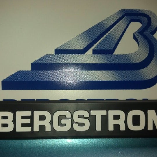 Foto diambil di Bergstrom Victory Lane Imports (Hyundai, Mazda, Mitsubishi &amp; Nissan) oleh Lou V. pada 12/14/2012