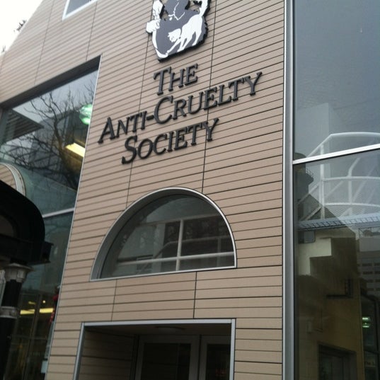 Foto tirada no(a) The Anti-Cruelty Society por Shiz Z. em 12/6/2012