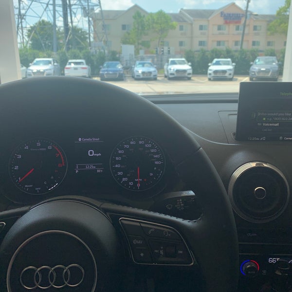 รูปภาพถ่ายที่ Audi North Houston โดย Cam C. เมื่อ 8/31/2019
