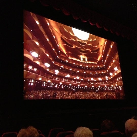 รูปภาพถ่ายที่ The State Theatre โดย Hans A. เมื่อ 12/15/2012