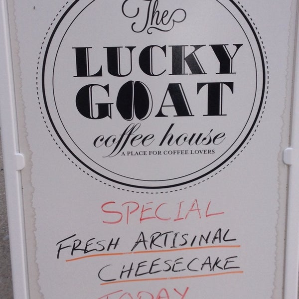 รูปภาพถ่ายที่ Lucky Goat Coffee House โดย Mark B. เมื่อ 10/12/2013