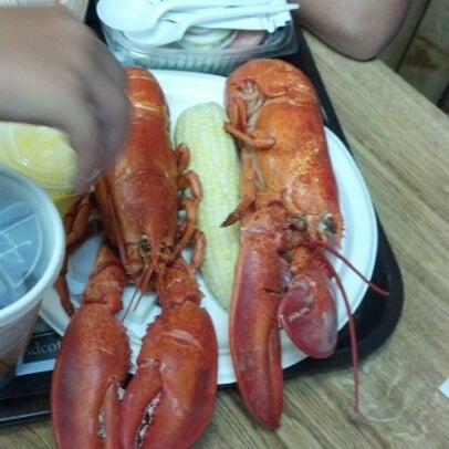 Снимок сделан в Jake&#39;s Seafood Restaurant пользователем Danielle 8/25/2012