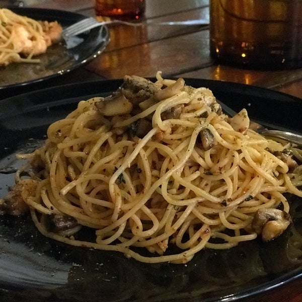 Неплохие спагетти с креветками(19RM) и с грибами(15RM), правда остренько, так что имейте ввиду)